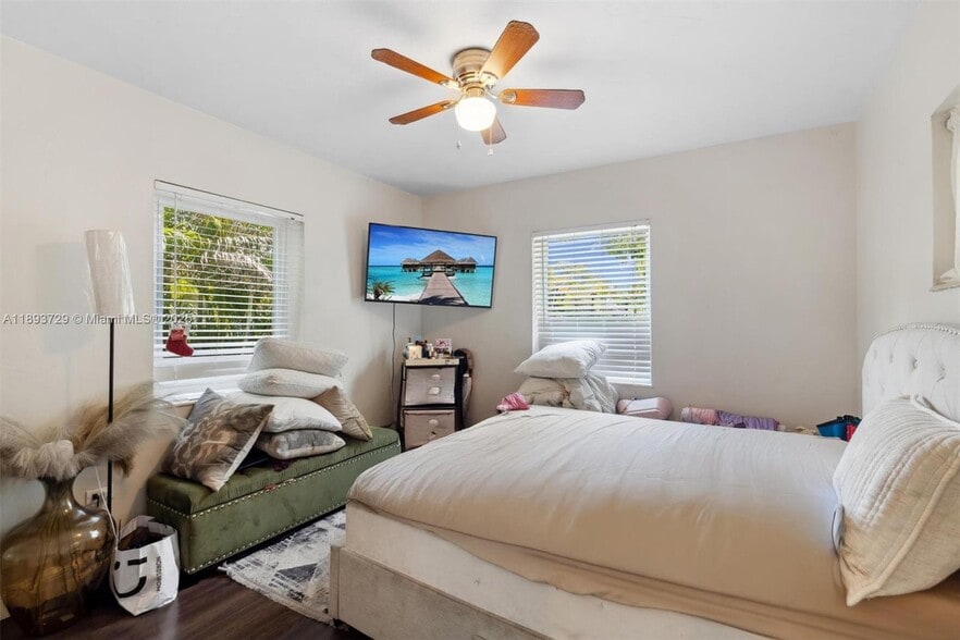 Building Photo - 11105 NE 9th Ave