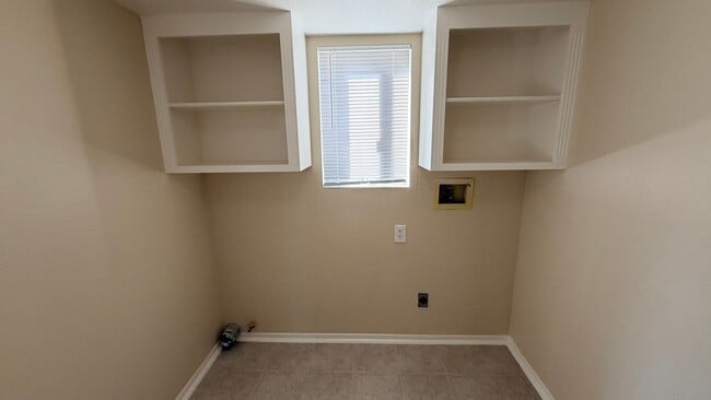 Building Photo - Oakley beautiful 3 bedroom 2 bath w/vaulted ceilings & much more