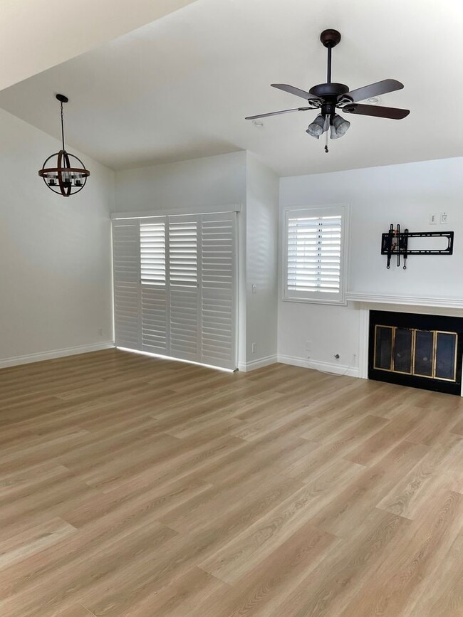 Building Photo - Nicely upgraded Townhome is East Simi