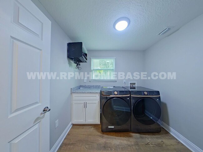 Building Photo - 147 Gillis Dr