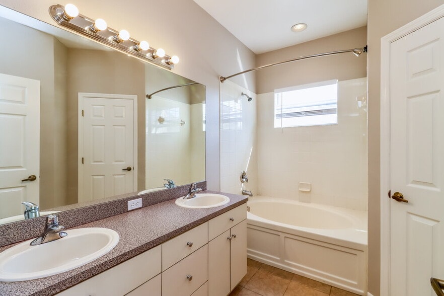 Building Photo - 14219 Holly Hammock Ln