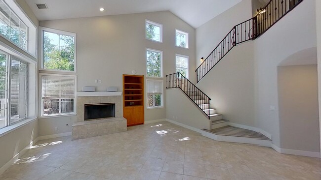 Building Photo - Spectacular and Spacious 4 Bed / 3 Bath Sa...