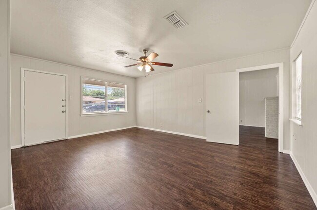 Building Photo - Spacious 4 Bedroom Home with Expansive Living Areas in a Convenient Location