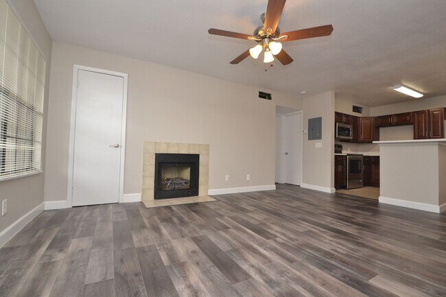 Building Photo - 1/1 Condo in Altamonte Springs ~ Gated Lakefront Community ~ LVP Flooring & Updated Kitchen/Bath!