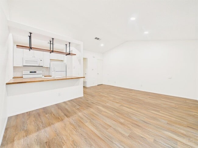 Building Photo - 1305 Hollow Creek Dr