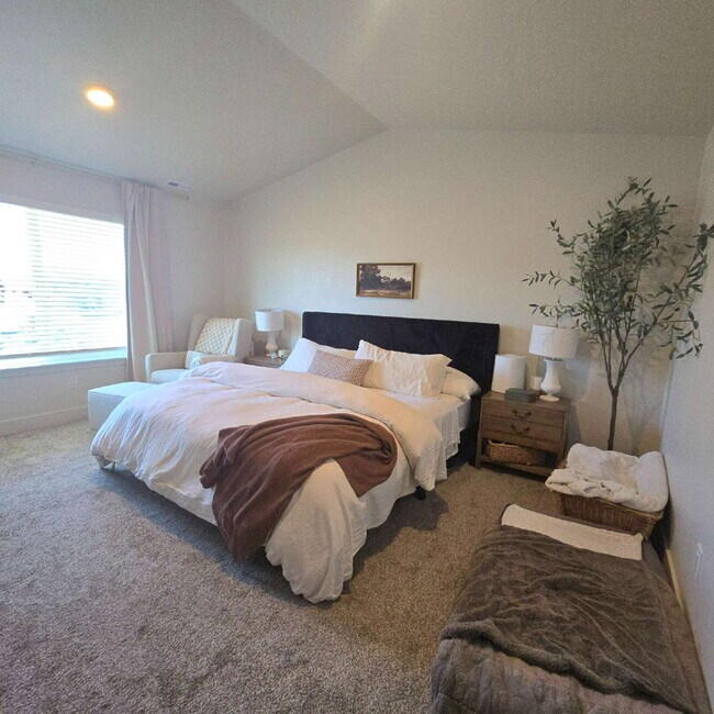 Building Photo - Newer 4 bedroom w/ 3 car garage