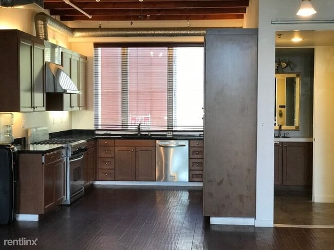 Building Photo - 2 br, 2 bath Townhome - 145 E City Place Dr