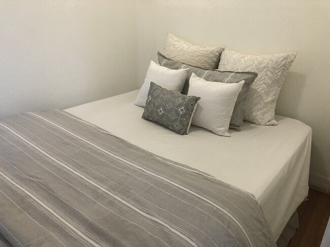 Building Photo - 176 W Sixth St