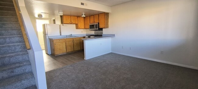 Building Photo - 3 bedroom 3 bath apartment close to town!