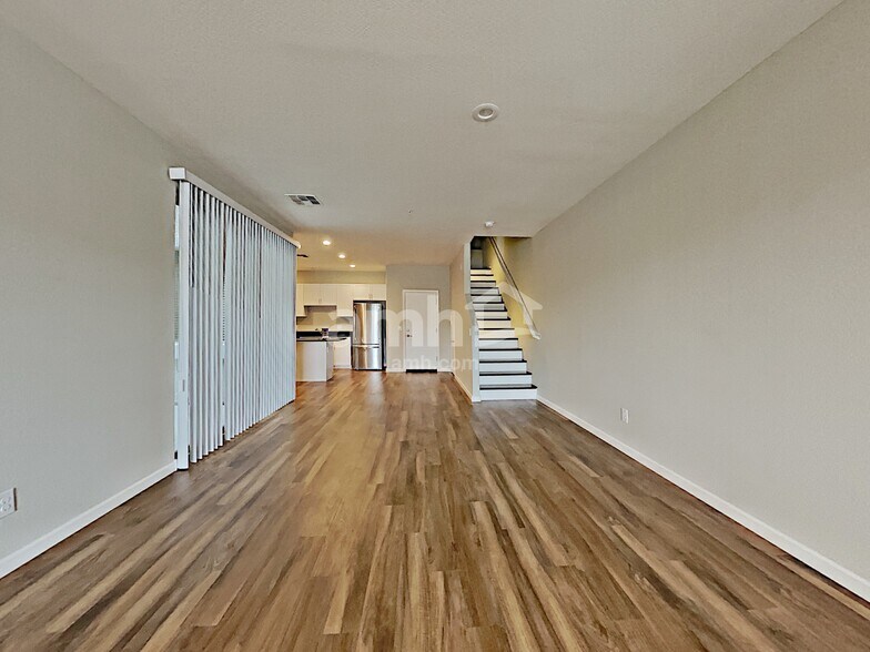 Building Photo - 20747 W Maiden Ln