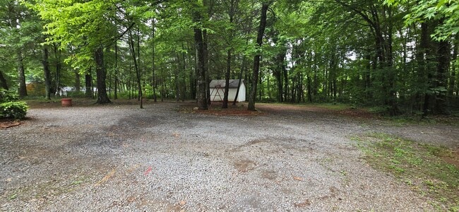 Building Photo - Nice private ranch in the woods