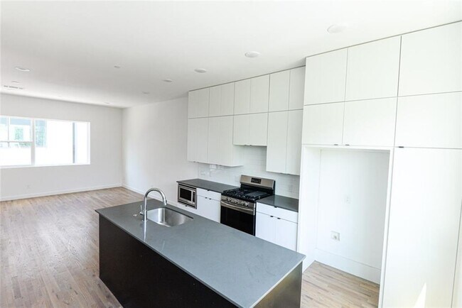 Building Photo - 427 W 10th St