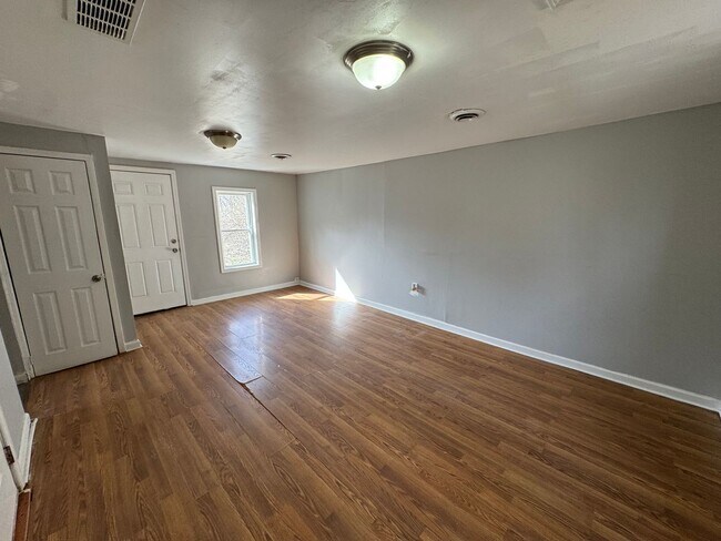 Building Photo - 2 bedroom 1 bath house in Bettendorf