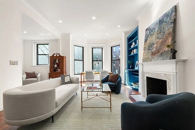 Building Photo - large One bedroom with three sizable closets and full windows facing the private, fenced-in backy...