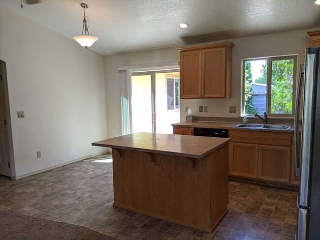 Building Photo - Wonderful 3-Bedroom, 2-Bath Home With Upda...