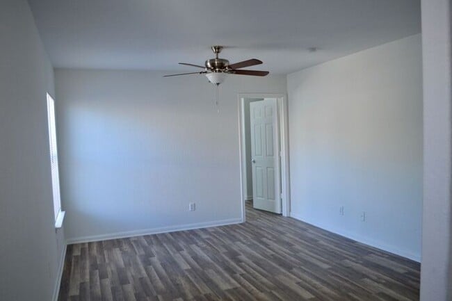 Building Photo - Amazing 4 bed 2 bath 2 story home in Hallie Heights!