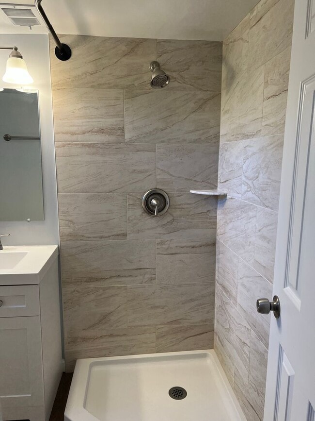 Building Photo - Renovated Rambler Close to METRO, Parks, &...