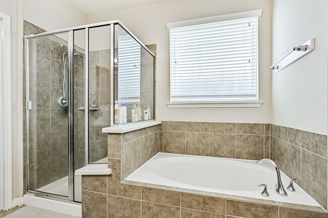 Building Photo - 2411 Lakecrest Town Dr