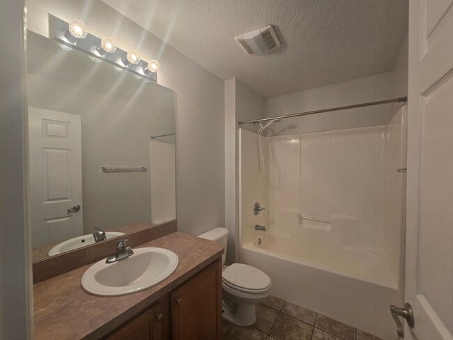 Building Photo - Brick Duplex 3/2 Home on Grandview