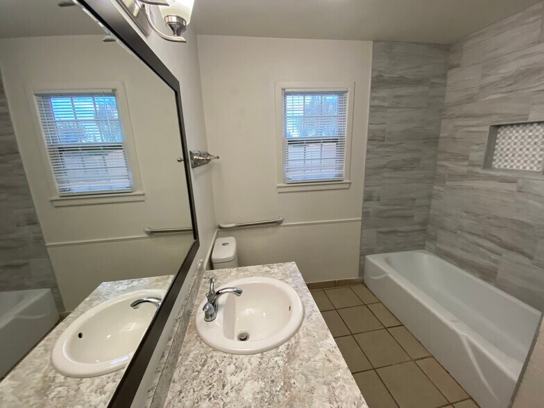 Building Photo - 1210 46th Pl