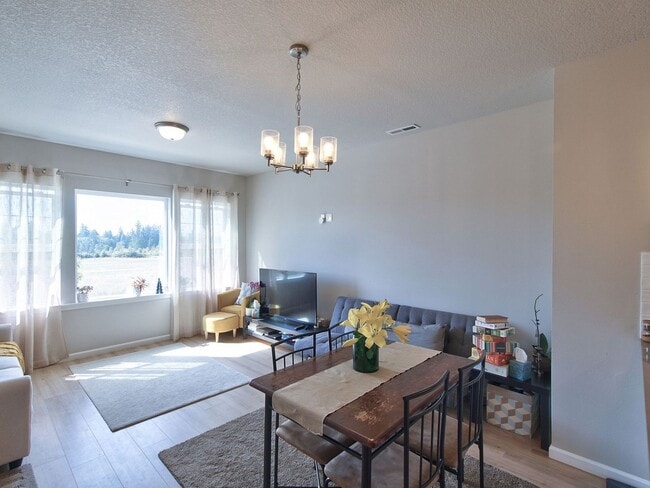 Building Photo - Like New Reed's Crossing Townhouse! Available Now!!