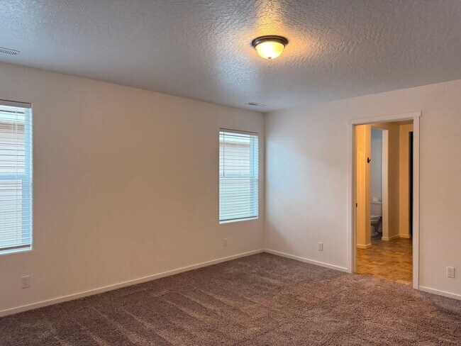 Building Photo - Beautiful Home in Montrose Community!