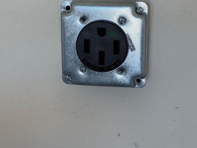 Building Photo - Prime Location and Fenced Yard