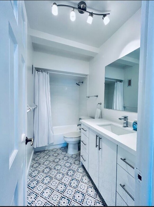 Building Photo - Large Updated 1 Bedroom 1.5 Bath Condo - Steps from Fort Lauderdale Beach!