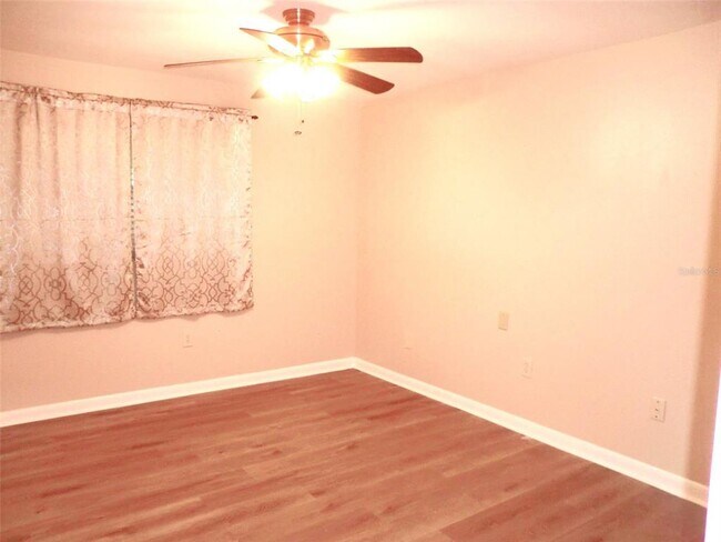 Building Photo - 206 Andover Pl N