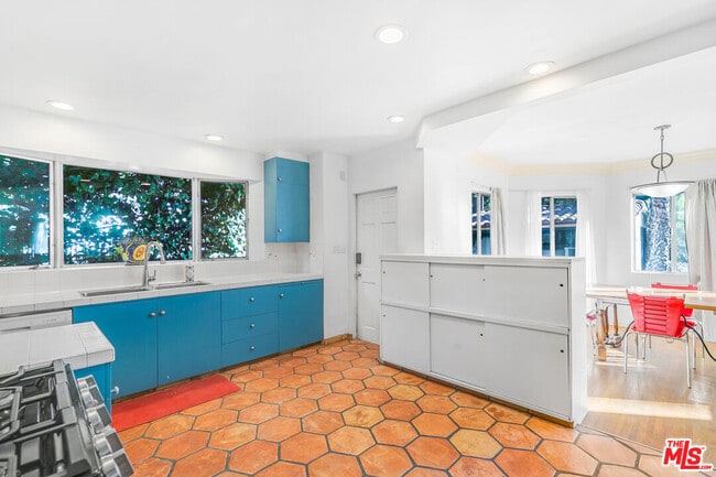 Building Photo - 1530 Valley View Rd