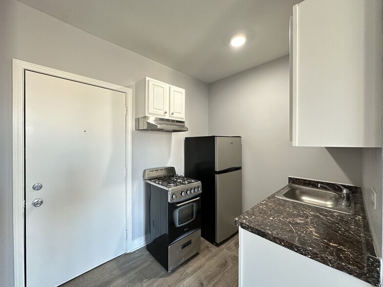 Building Photo - 4027 N Kenmore Ave