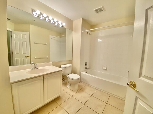 Building Photo - 909 Hampton Cir