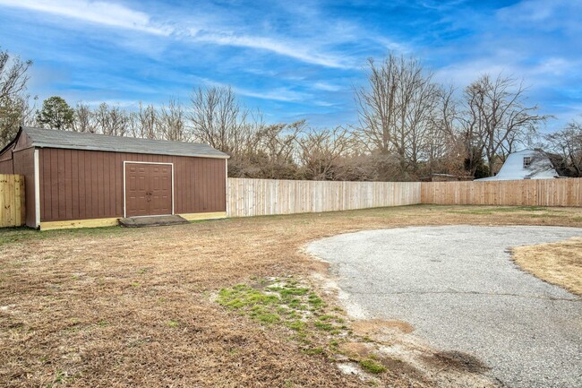 Building Photo - Remodeled 5 Bedrooms, 3 Full Baths