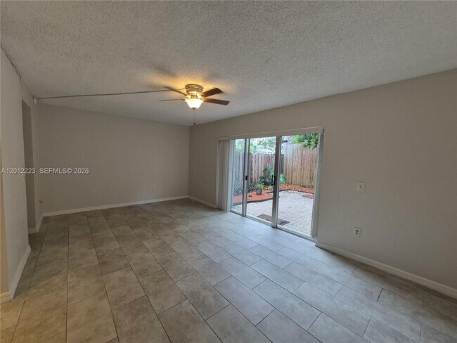 Building Photo - 6528 SW 41st Ct