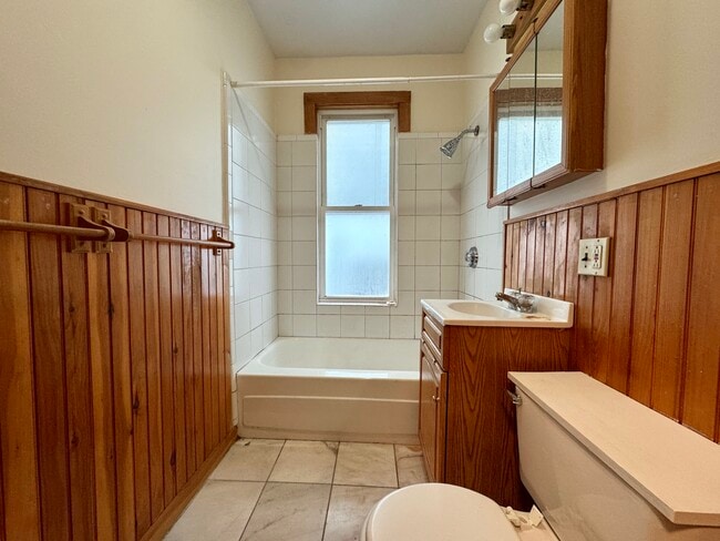 Building Photo - 144 Hillside St