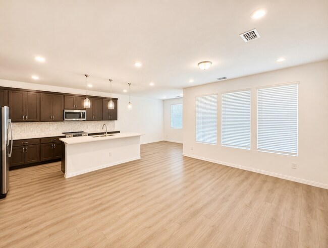 Building Photo - 715 Roanoke Dr