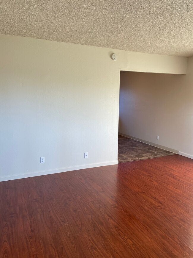 Building Photo - 2 BED/1 BATH - END UNIT WITH CITY VIEW & PET FRIENDLY