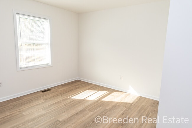 Building Photo - 303 Putnam St