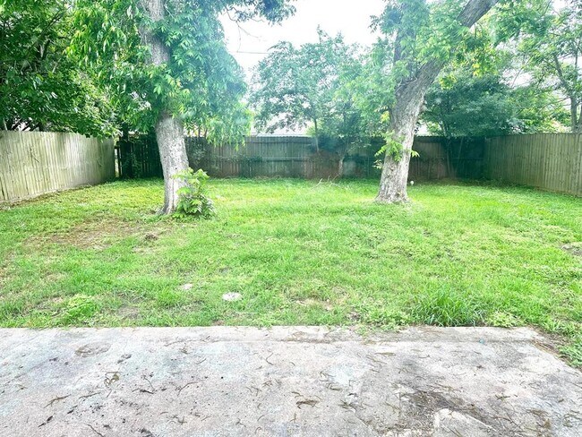 Building Photo - 501 Bellmar Ln