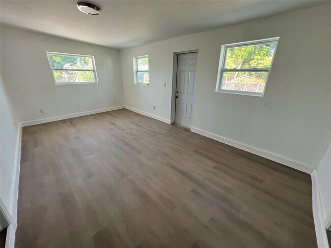 Building Photo - 422 SW 4th Ave