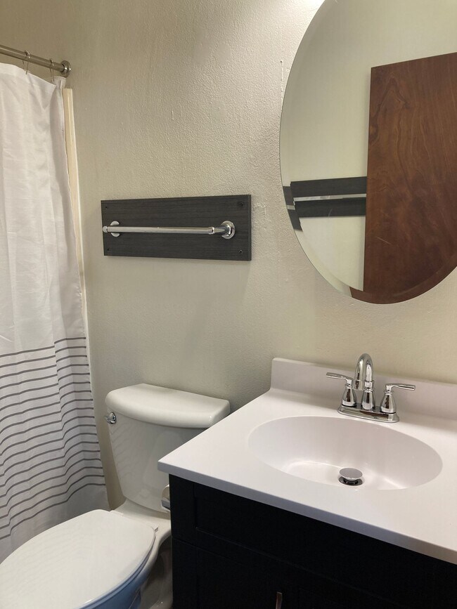 Building Photo - Immaculate Updated 2 Bedroom with 1 Bath w...