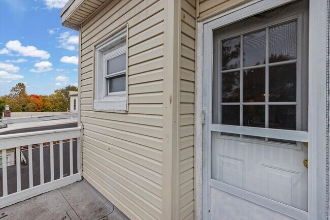 Building Photo - 329 E Union St