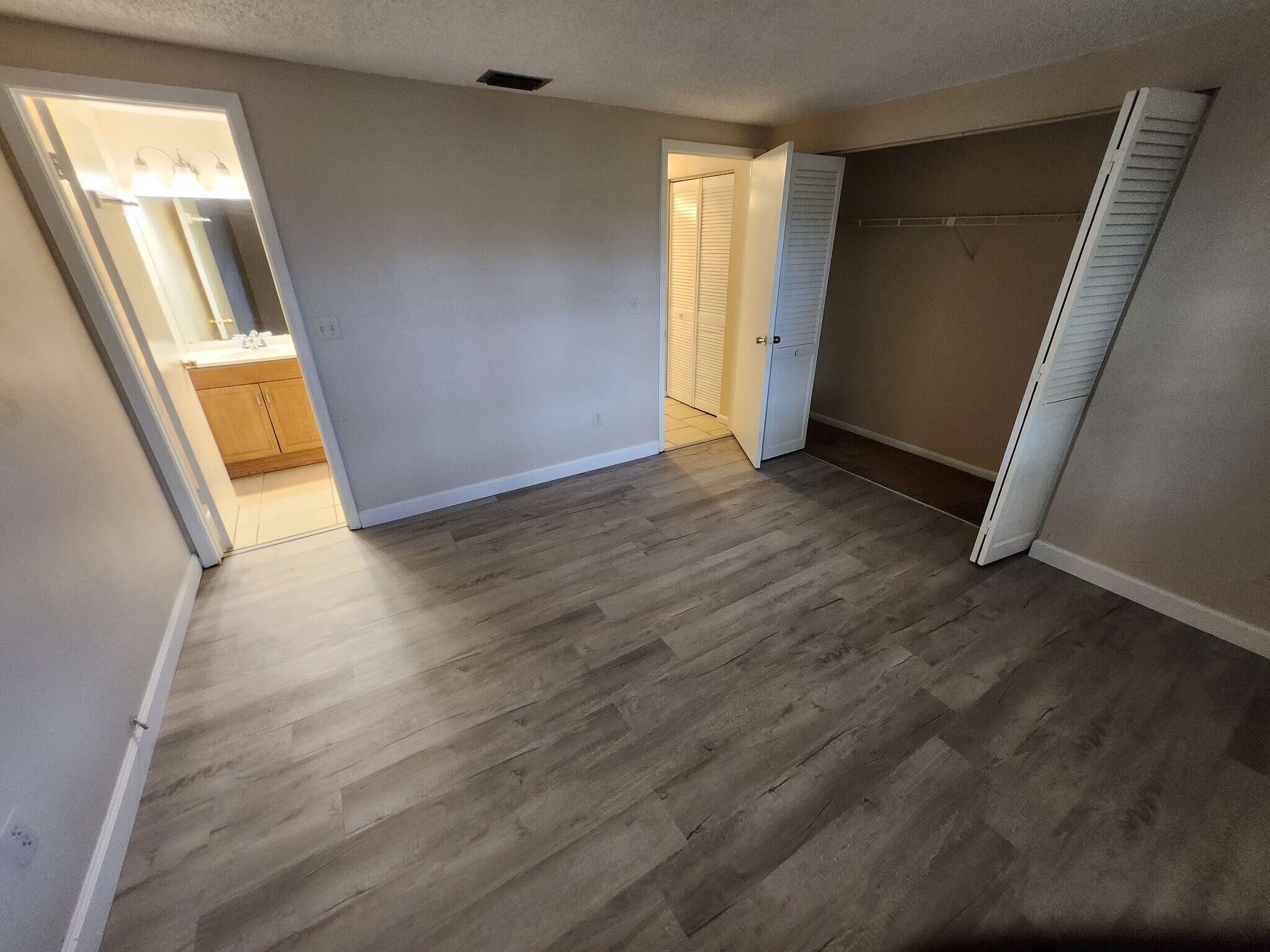 Building Photo - 2906 Cedaridge Dr