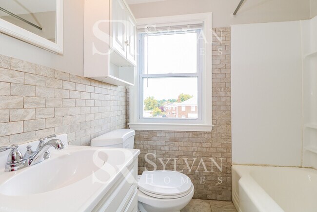 Building Photo - Lovely move-in ready 4-bedroom, 2-bath tow...