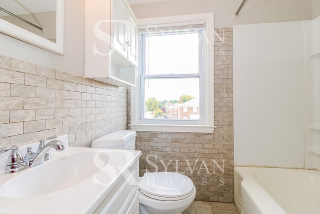 Building Photo - Lovely move-in ready 4-bedroom, 2-bath townhouse.