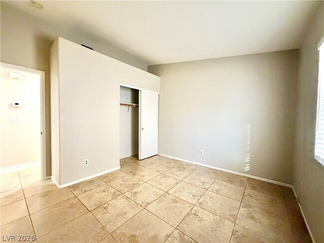 Building Photo - 2717 Sonador St