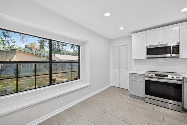 Building Photo - 15638 Empanada Dr
