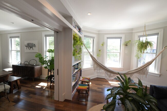 Building Photo - Charming 2BR + home office Condo in the he...