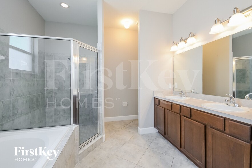 Building Photo - 321 Lake Mariana Pl