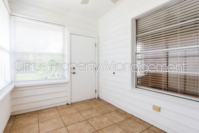 Building Photo - Charming Duplex in Mills 50 District